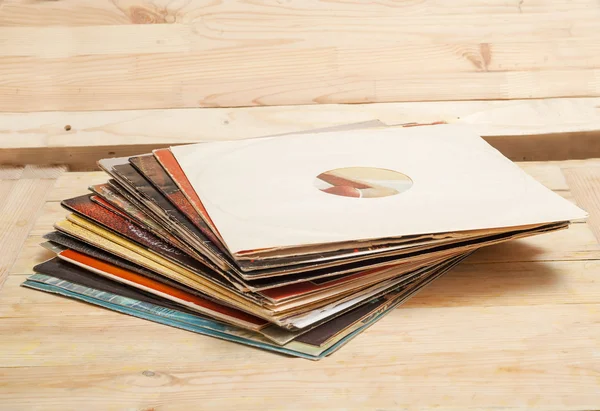 Виниловая запись с копировальным пространством перед коллекционными альбомами фиктивные названия, винтажный процесс — стоковое фото