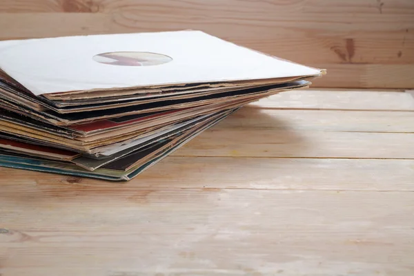 Disco in vinile con spazio di copia di fronte a una raccolta album titoli fittizi, processo vintage — Foto Stock