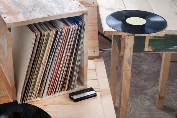 Disque vinyle avec espace de copie devant une collection d'albums titres factices, procédé vintage — Photo