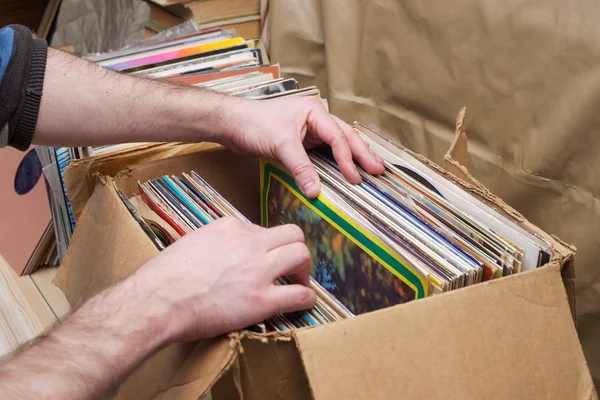 Retro stílusú képet a gyűjtemény, a régi bakelitlemezek rekord LP a fából készült háttér ujjakkal. Böngészés vinil-rekordok gyűjtemény. Zenei aláfestés. Másolja a hely — Stock Fotó