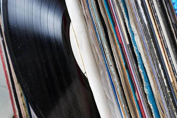 Retro stílusú képet a gyűjtemény, a régi bakelitlemezek rekord LP a fából készült háttér ujjakkal. Másolja a hely — Stock Fotó