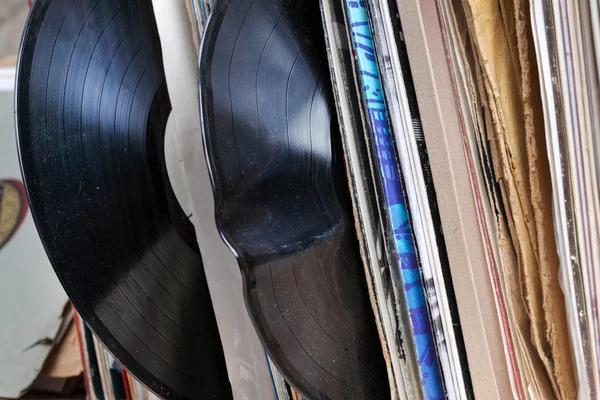 Retro style image of a collection of old vinyl record lp 's with sleeves on a wooden background. Просматриваю коллекцию виниловых пластинок. Музыкальный фон Копирование пространства — стоковое фото