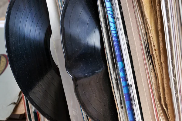 Immagine in stile retrò di una collezione di vecchi LP in vinile con maniche su uno sfondo di legno. Sfogliando la collezione di dischi in vinile. Contesto musicale. Copia spazio — Foto Stock