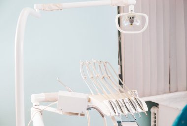 Dişçi aleti diş Kliniği. İşlem, diş değiştirme.