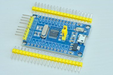 Arduino UNO 'nun mavi renkli programlama kurulu beyaz arkaplanda izole edildi
