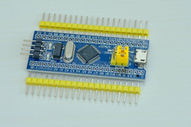 Arduino UNO 'nun mavi renkli programlama kurulu beyaz arkaplanda izole edildi