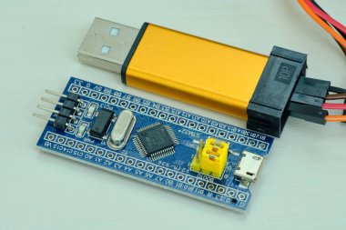 Arduino UNO 'nun mavi renkli programlama kurulu beyaz arkaplanda izole edildi