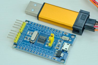 Arduino UNO 'nun mavi renkli programlama kurulu beyaz arkaplanda izole edildi