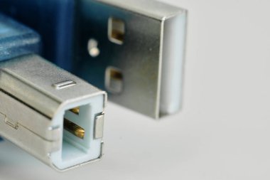 Mini usb beyaz arkaplanda izole edildi