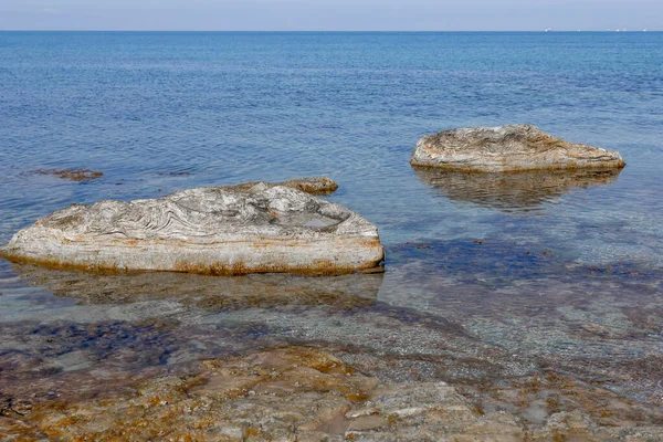 Deniz kıyısında büyük bir kaya