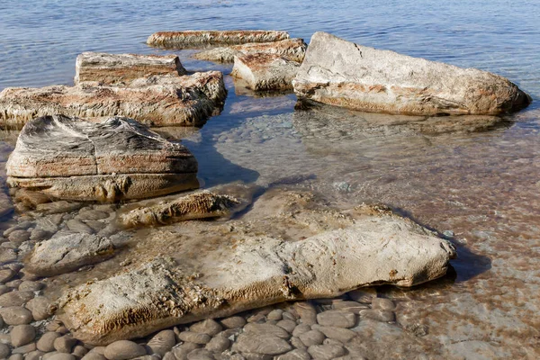 Deniz kıyısında büyük bir kaya