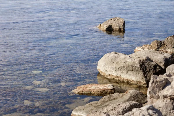 Deniz kıyısında büyük bir kaya