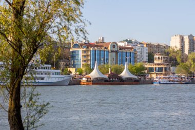 Don Nehri boyunca kentsel kıyı manzarası, set, demirli yolcu gemileriyle liman.