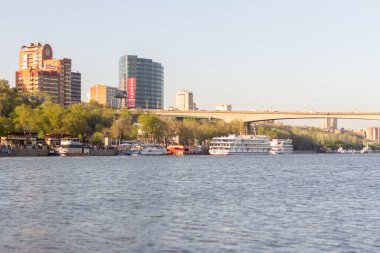 Metropolis 'teki Don Nehri' nin karşısındaki otomobil köprüsünün manzarası. Don Nehri boyunca kentsel kıyı manzarası