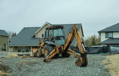 Milton WA USA, 29 Kasım 2025 - İnşaat alanında çalışan bir kazıcı