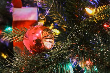 70 'lerin cam fener oyuncağı renkli ışıkları olan bir Noel ağacında