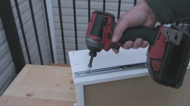 Kutuları kablosuz tornavida kullanarak monte etmek