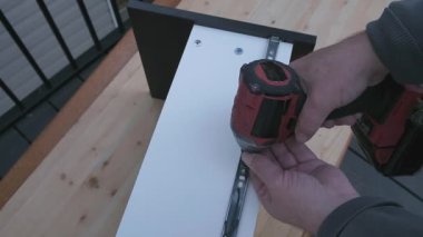 Kutuları kablosuz tornavida kullanarak monte etmek