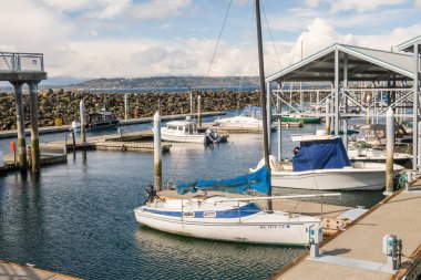 Edmonds, Marina Beach Park, WA, 03.13.2025 - rıhtımdaki yat ve tekneler