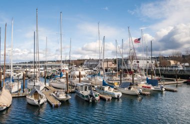 Edmonds, Marina Beach Park, WA, 03.13.2025 - tekneler park yerinde demirli.