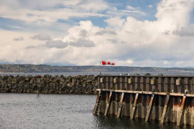 Edmonds, Marina Beach Parkı, WA, 03.13.2025 - bir kaya setinde deniz rüzgârı göstergesi