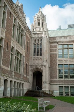 Washington Üniversitesi, Seattle, Washington Eyaleti, ABD 03-16-2025 - Üniversite sınırları içinde tarihi binalar ve semboller bulunmaktadır. dikey resim