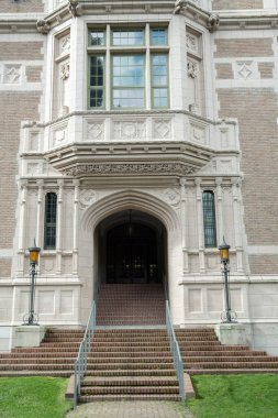 Washington Üniversitesi, Seattle, Washington Eyaleti, ABD 03-16-2025 - Üniversite sınırları içinde tarihi binalar ve semboller bulunmaktadır. dikey resim