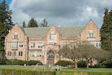 Washington Üniversitesi, Seattle, Washington Eyaleti, ABD 03-16-2025 Üniversite sınırları içinde tarihi binalar ve semboller var..