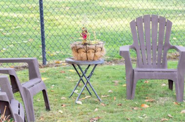 Sahne: Göl kıyısında bir masa ve sandalyeler