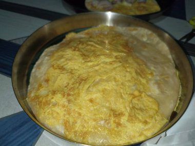 Golden Omelette Served on a Traditional Flatbread
