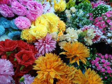 Renkli Yapay Çiçeklerin Canlı Çeşitliliği