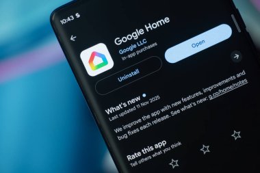 Dhaka, Bangladeş 26 Aralık 2025: Mobil aygıtın ekranı Google Home uygulamasını arka plan olarak gösteriyor, akıllı ev entegrasyonunu gösteriyor.