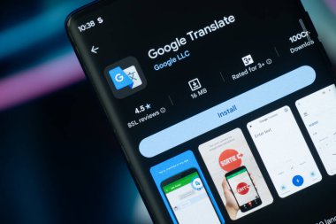 Dhaka, Bangladeş 26 Aralık 2025: Google Playstore uygulaması akıllı telefon ekranında gösteriliyor.