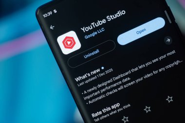 Dhaka, Bangladeş 26 Aralık 2025: YouTube TV logosu akıllı telefon ekranında gösteriliyor.