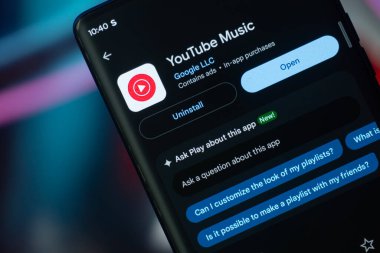 Dhaka, Bangladeş 26 Aralık 2025: YouTube TV logosu akıllı telefon ekranında gösteriliyor.
