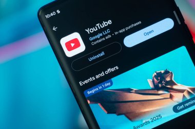 Dhaka, Bangladeş 26 Aralık 2025: YouTube TV logosu akıllı telefon ekranında gösteriliyor.