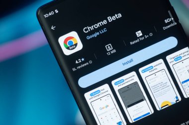 Dhaka, Bangladeş 26 Aralık 2025: Google Playstore 'dan Google Chrome Beta uygulaması bir akıllı telefon ekranında gösteriliyor.