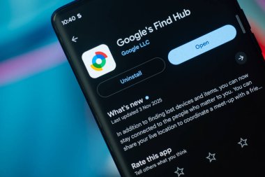 Dhaka, Bangladeş 26 Aralık 2025: Google 'ın akıllı telefondaki güncelleme seçeneğini gösteren Bul Hub uygulaması