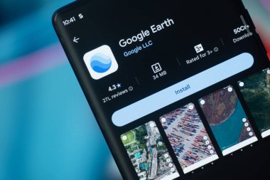 Dhaka, Bangladeş 26 Aralık 2025: Telefon ekranında Google Earth logosu.