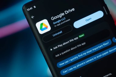 Dhaka, Bangladeş 26 Aralık 2025: Google sürücünün uygulaması akıllı telefon ekranında görüntülenir ve web sitesi google sürücüsü arka plandaki bir bilgisayar ekranında görünür.