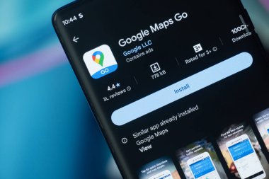 Dhaka, Bangladeş 26 Aralık 2025: Google Haritalar Google Playstore 'daki uygulamalar akıllı telefon ekranında gösteriliyor.