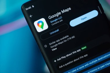 Dhaka, Bangladeş 26 Aralık 2025: Google Haritalar Google Playstore 'daki uygulamalar akıllı telefon ekranında gösteriliyor.
