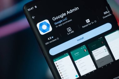Dhaka, Bangladeş 26 Aralık 2025: Uygulama mağazasında Google Go uygulamasının siyah kulaklıklı olduğu bir akıllı telefon. Google Lens uygulaması siyah kulaklıkların yanında açık.