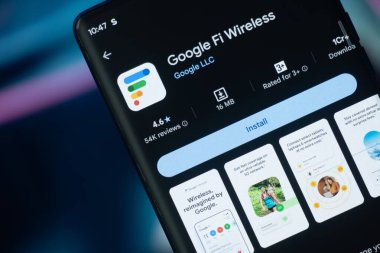 Dhaka, Bangladeş 26 Aralık 2025: Google Fi Kablosuz uygulamasını görüntüleyen ve yanında kulaklıklar bulunan bir telefon