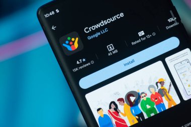 Dhaka, Bangladeş 26 Aralık 2025: Telefon ekranında Google Crowdsource logosu.