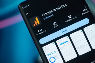 Dhaka, Bangladeş 26 Aralık 2025: Google Analitik logosunu yanan bir klavyenin önünde gösteren bir akıllı telefon ekranı