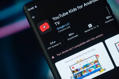 Dhaka, Bangladeş 07 Aralık 2025: YouTube TV logosu akıllı telefon ekranında gösteriliyor.