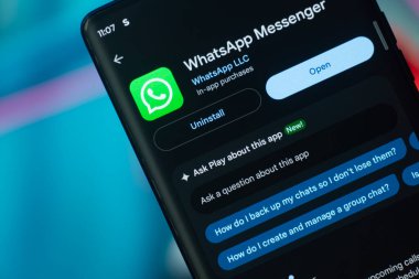 Dhaka, Bangladeş 07 Aralık 2025: Yüzeyde WhatsApp logosunu gösteren akıllı telefon.