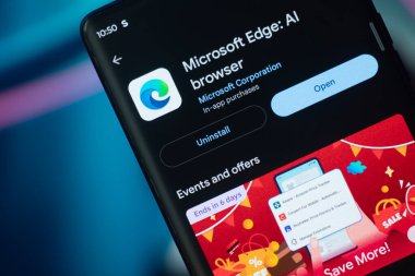 Dhaka, Bangladeş 26 Aralık 2025: Mikrosoft kenarının logosu akıllı telefon ekranında gösteriliyor.