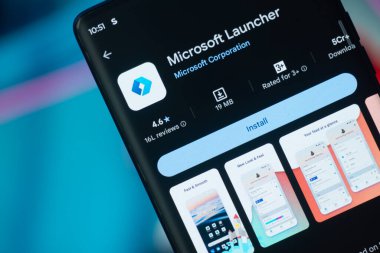 Dhaka, Bangladeş 26 Aralık 2025: Mavi arka planda Microsoft Launcher uygulaması ve kulaklıkları içeren akıllı telefon